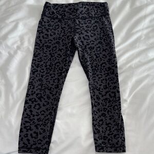 Girls' Black and Gray Leopard Print Capri Leggings